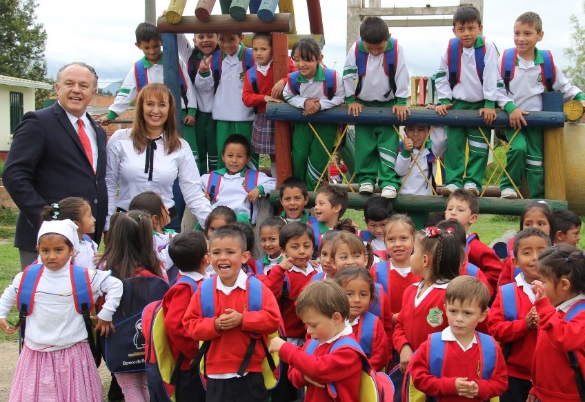 Gestora Social de Zipaquira y el gerente regional del Banco de Bogota entregaron kits escolares en Pasoancho y Portachuelo