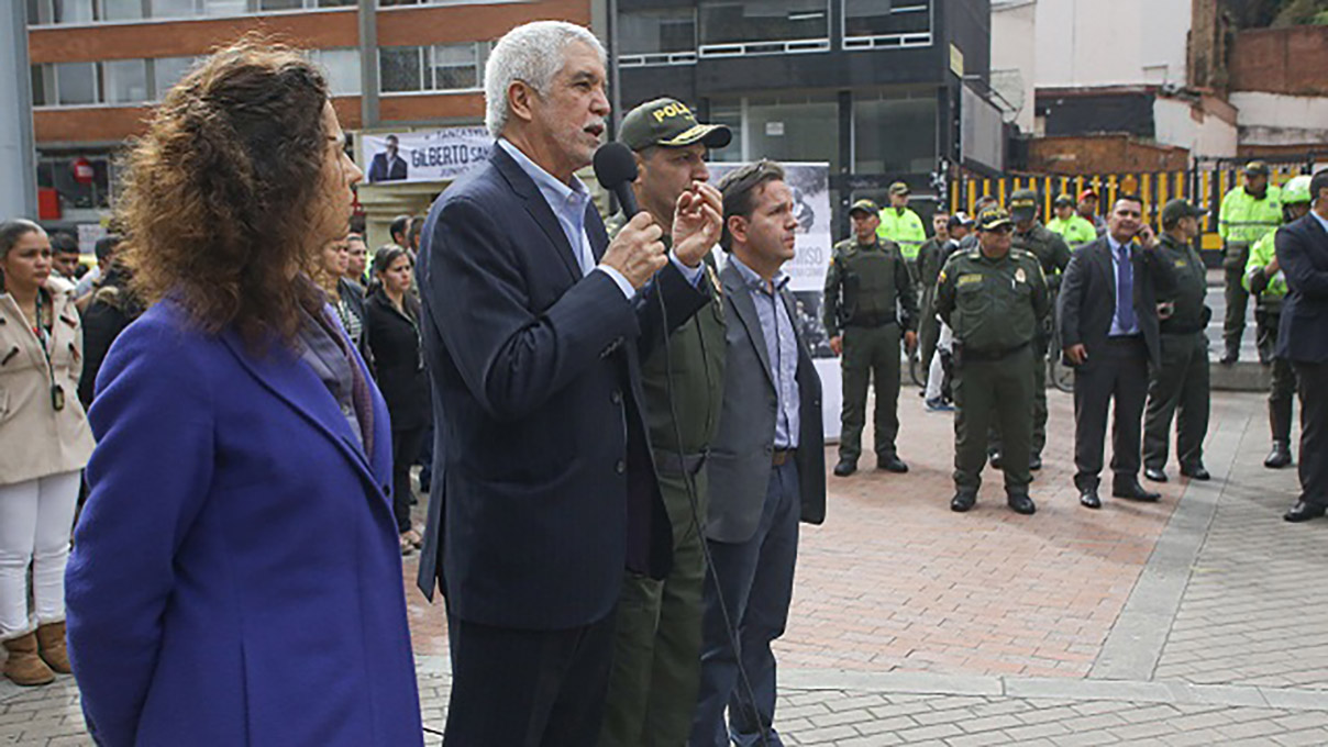 Mas de 100 policias