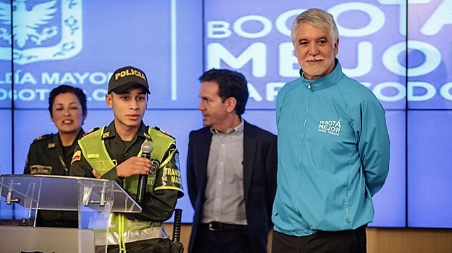 Alcalde Peñalosa destacó el comportamiento de un policía que rechazó soborno en TransMilenio
