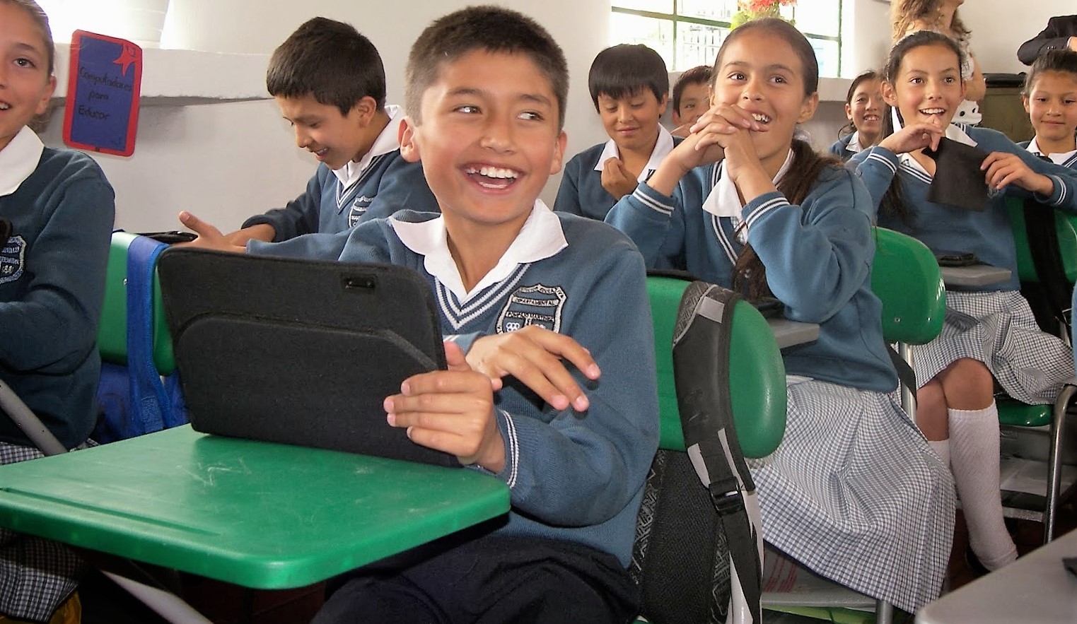 Servicio gratuito escolar y universitario facilita y promueve el acceso a la educación para todos los cajiqueños