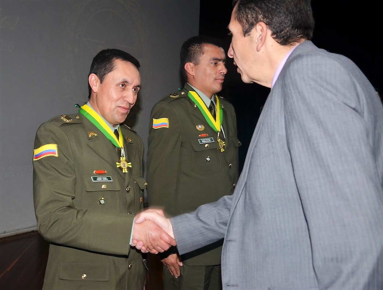 Con la Orden al Mérito Grado Comendador alcalde Leonardo Donoso1