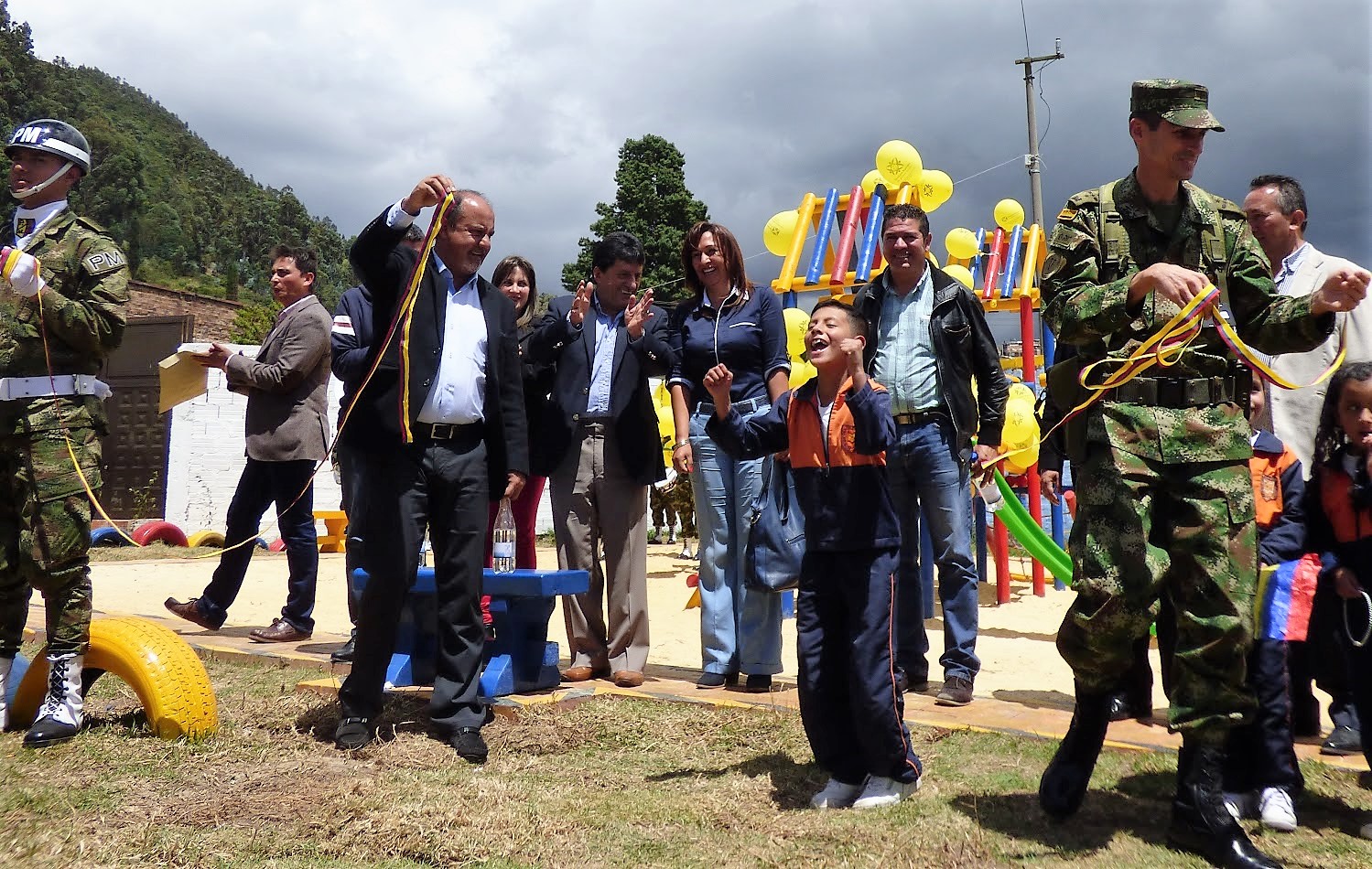 En un ambiente de juegos y alegria para los ninos se inauguro el parque infantil del barrio la Concepcion