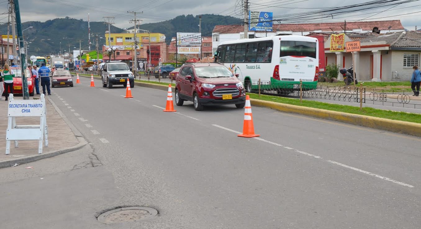 Más de 30 conductores multados por cruzar semáforo en rojo sobre la Pradilla