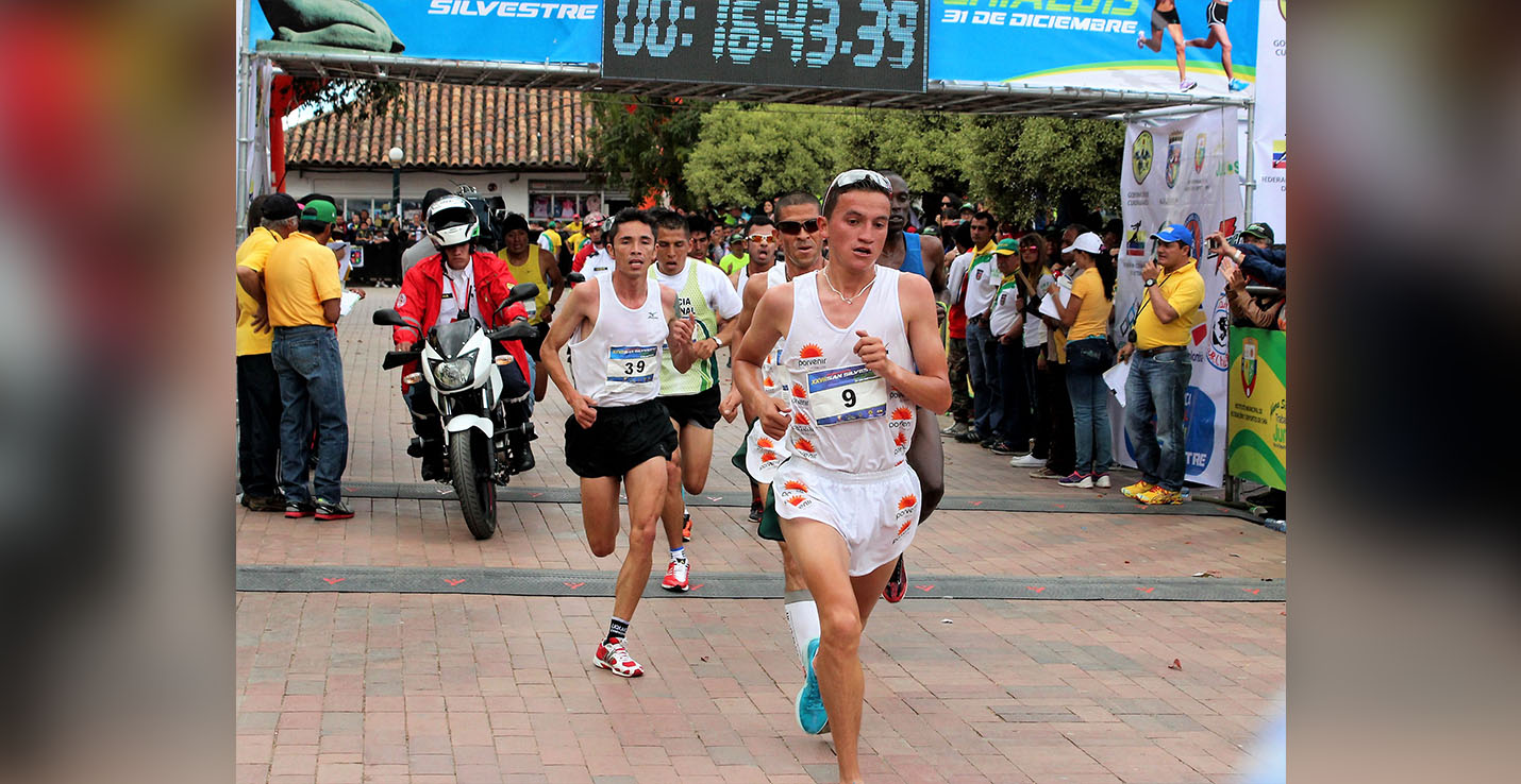 Atletas de Ecuador Panamá Venezuela Kenia y Colombia en la San Silvestre de Chía