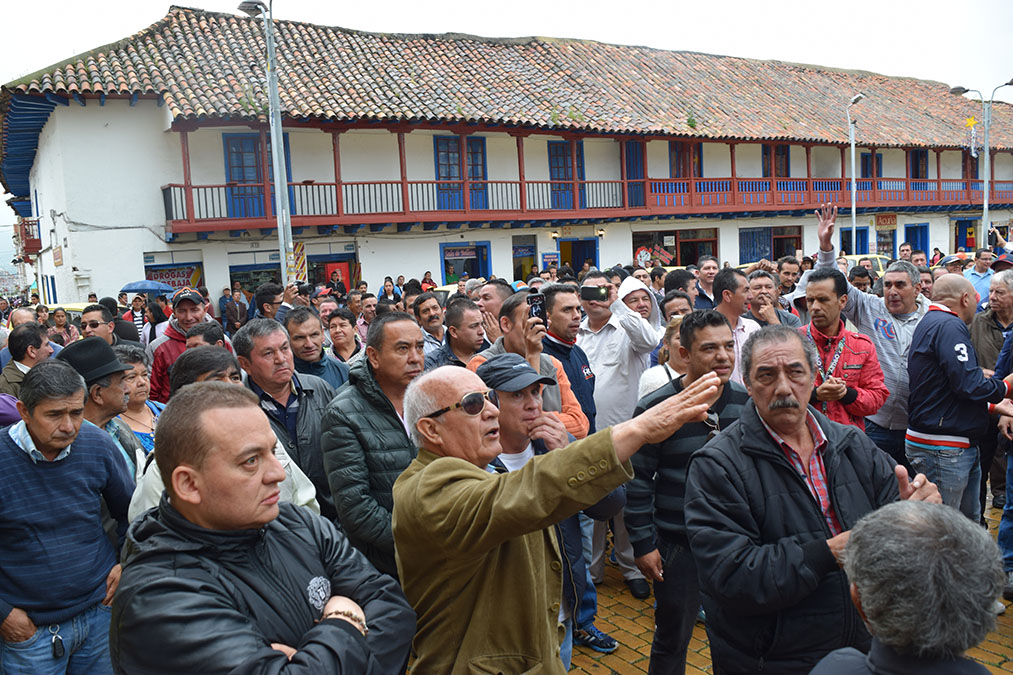 Taxistas realizaron protestas pacíficas frente a la alcaldía en contra de motocarros en Zipaquirá 1