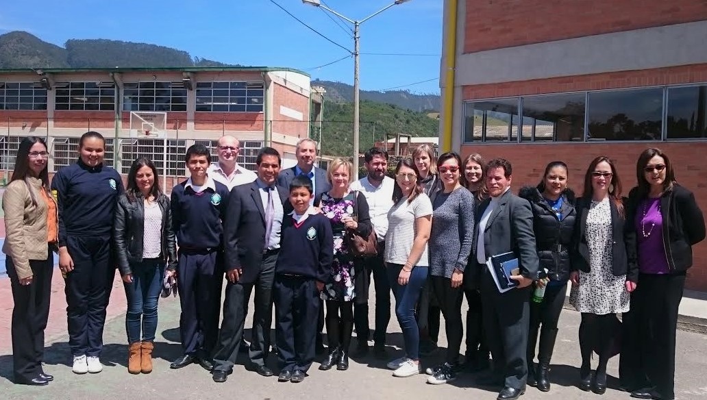 Cajica por ser modelo de educacion publica en el pais fue visitada por Filantropos del Reino Unido