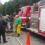Basura arrojada al alcantarillado tapono importante tubo de desague en Chia
