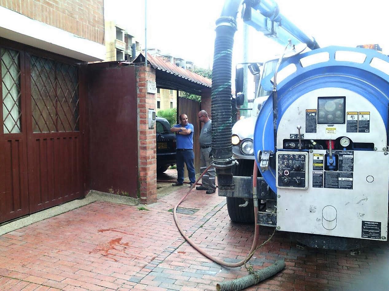 Emserchia extrajo del alcantarillado 120 lonas de basura