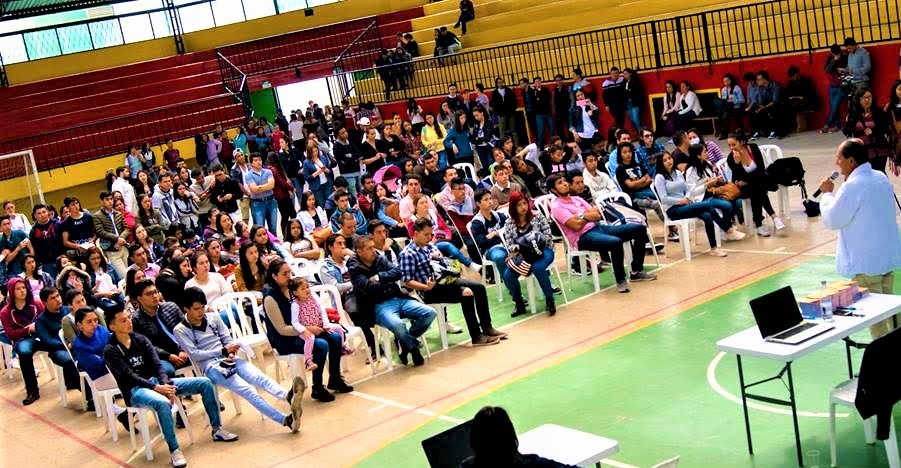 Administración de Tenjo entrega a más de 500 estudiantes universitarios bonos de transporte