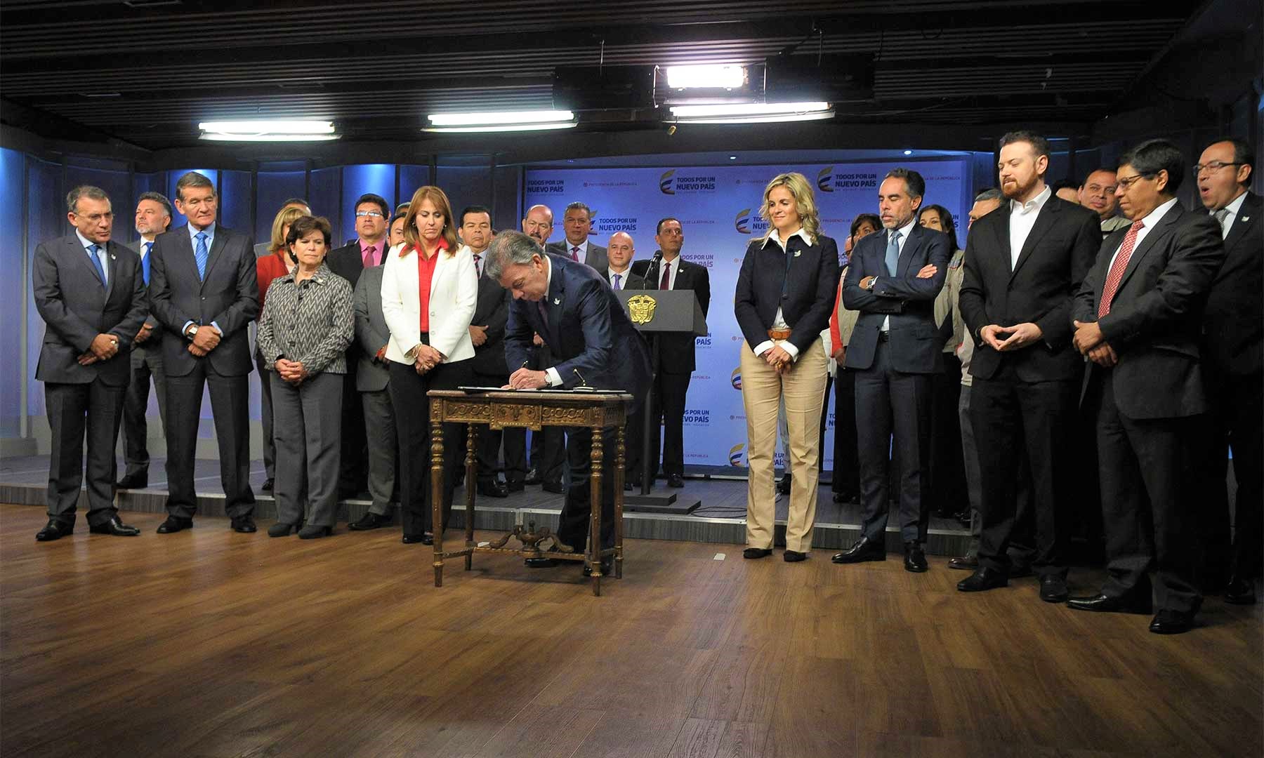 Presidente firmó decreto que mejora condiciones salariales a trabajadores del Sena