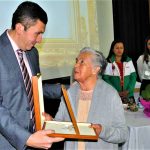 Alcalde condecoró a Blanca Niño creadora del Himno de Chía2