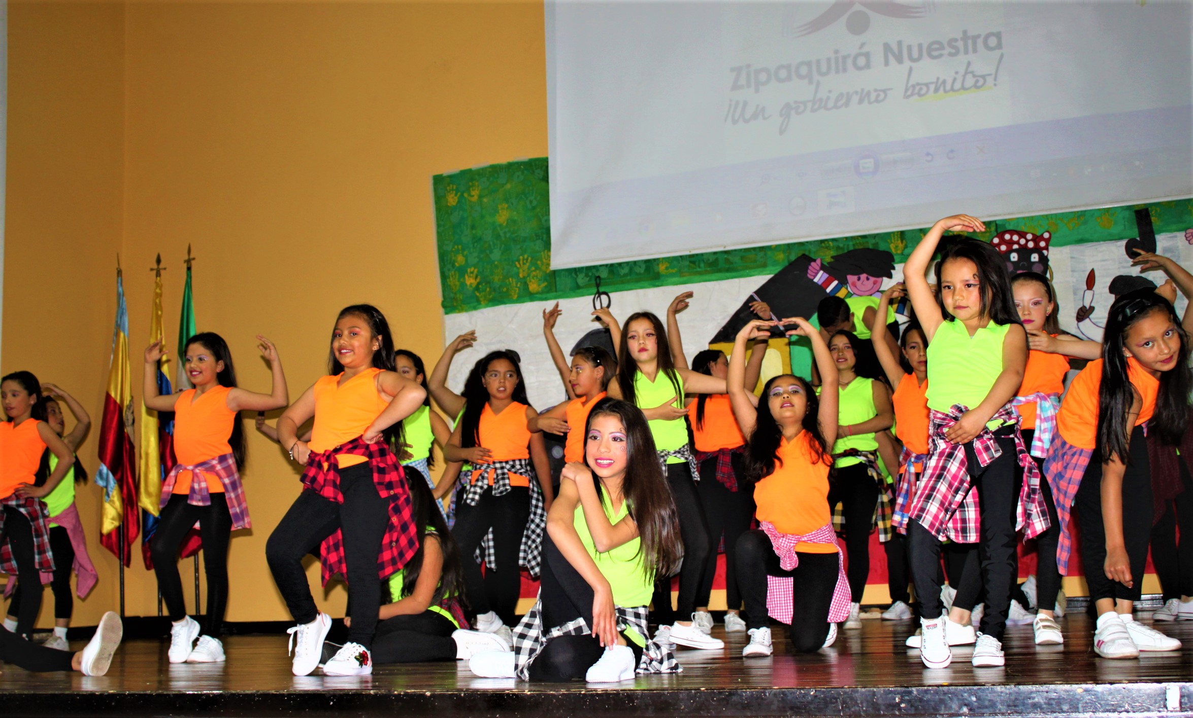 Ninos se gozaron el dia de la Danza Infantil