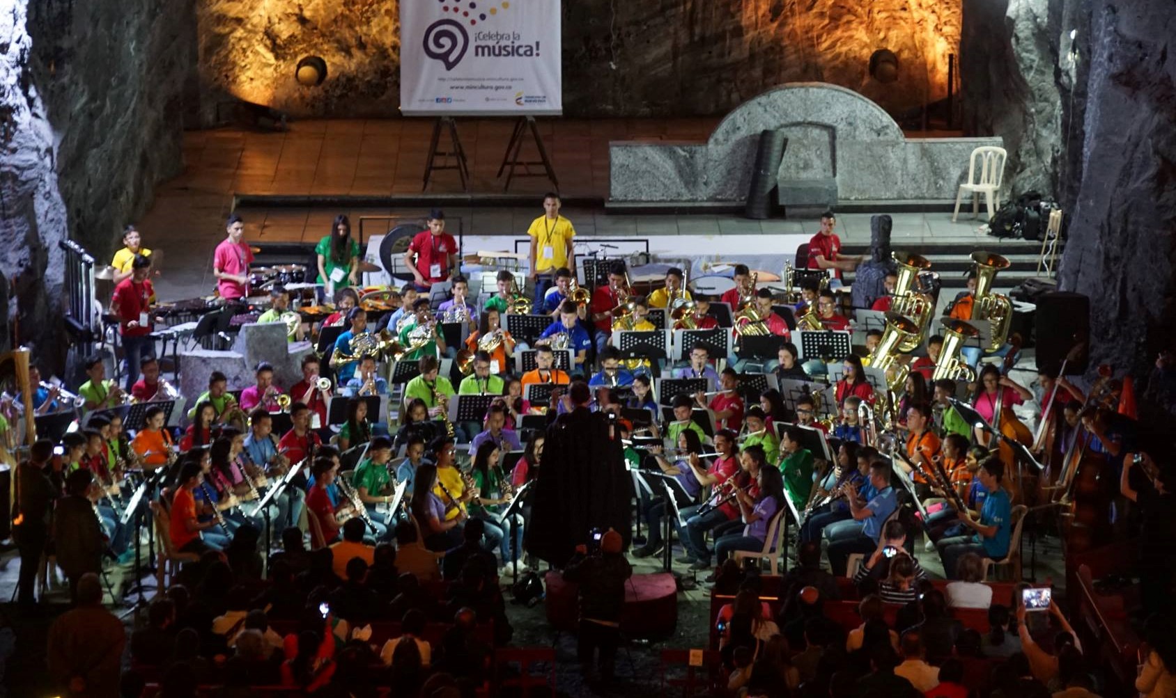 Espectacular presentacion de la Banda Sinfonica Juvenil de Colombia 180 metros bajo tierra