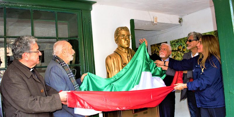Develada escultura en honor al maestro Guillermo Quevedo Zornoza