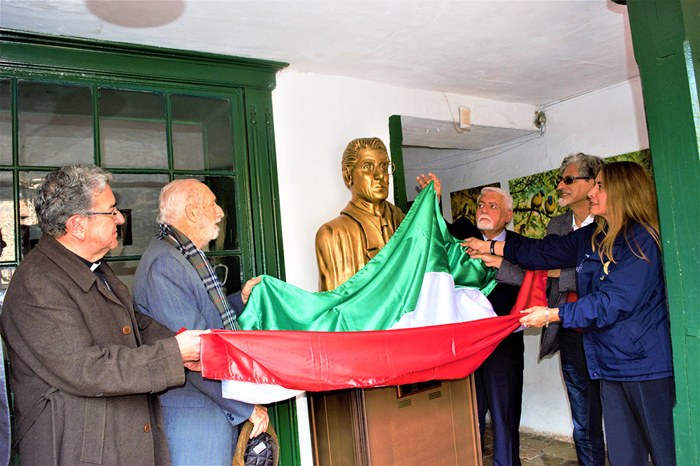Develada escultura en honor al maestro Guillermo Quevedo Zornoza
