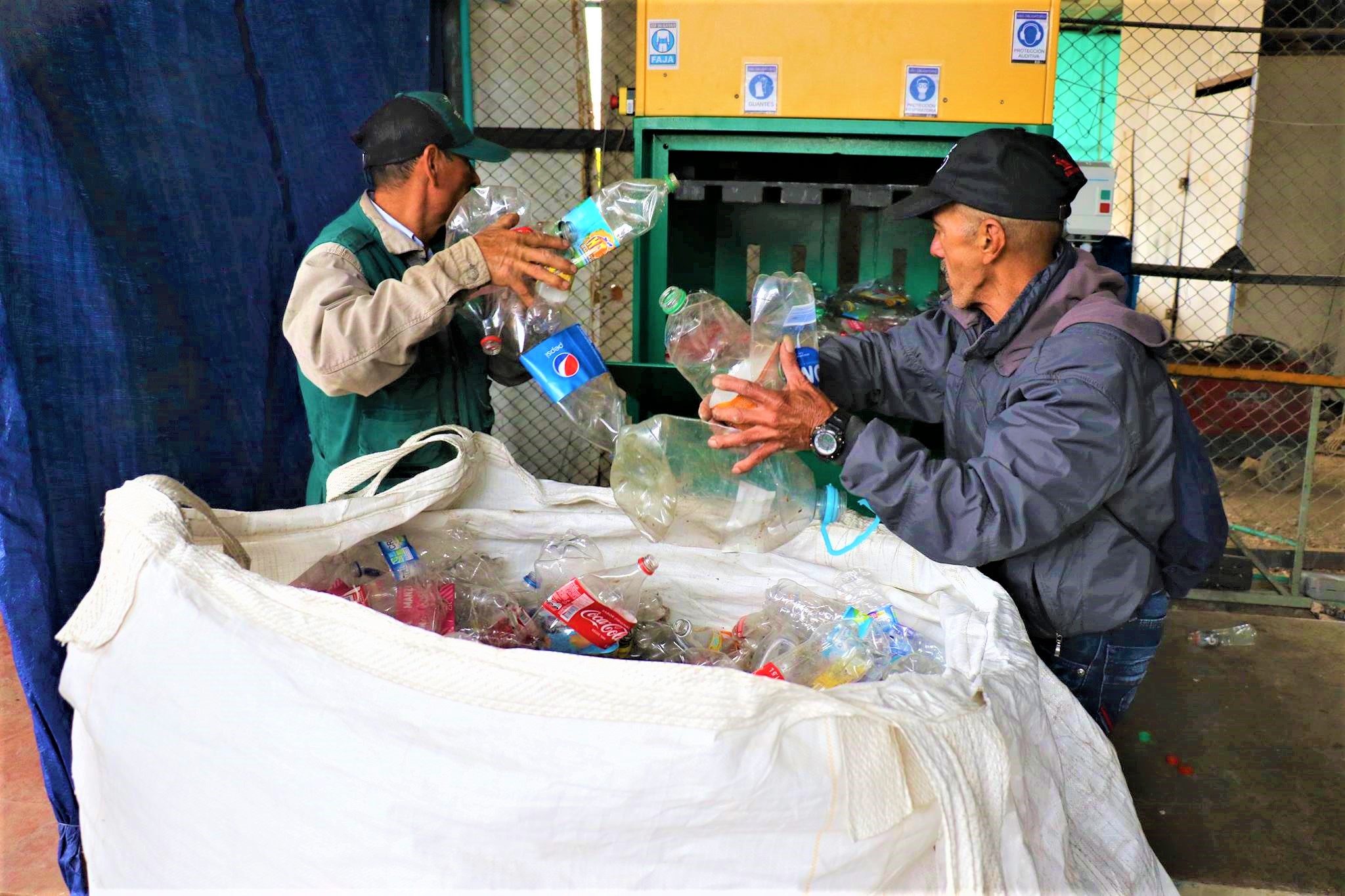 Recitoc recibe maquiraria para compactar material reciclado