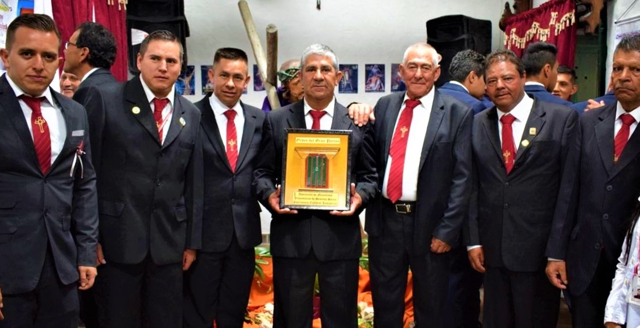 Asociacion de Nazarenos de Zipaquira recibe Orden del Gran Porton 1