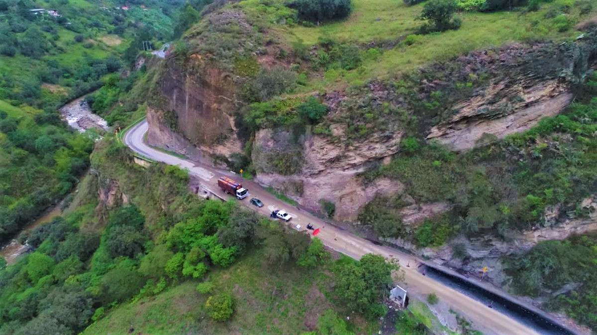 Ante los derrumbes en la via al llano la opcion por el momento es la Transversal del Sisga