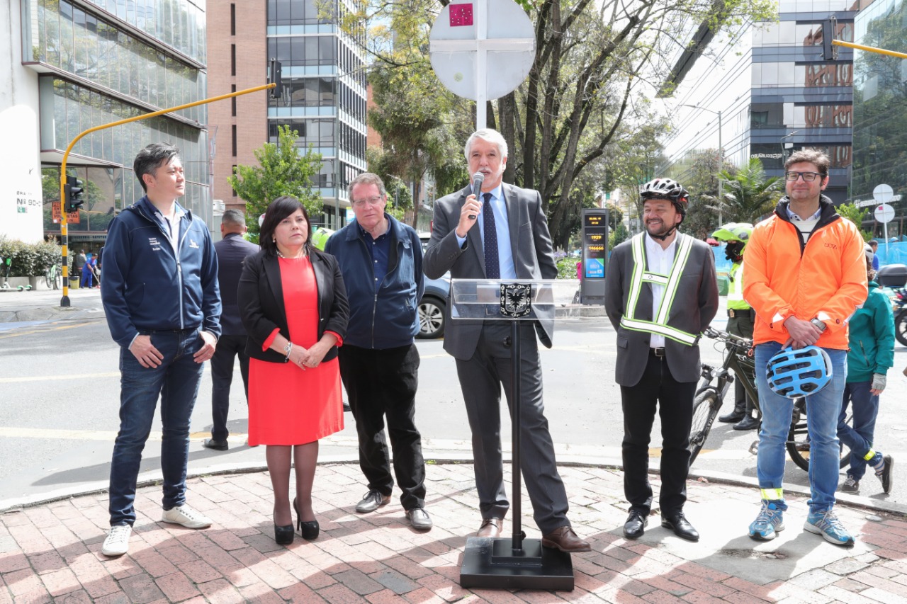 Dinamarca regala contador de bicicletas a Bogota