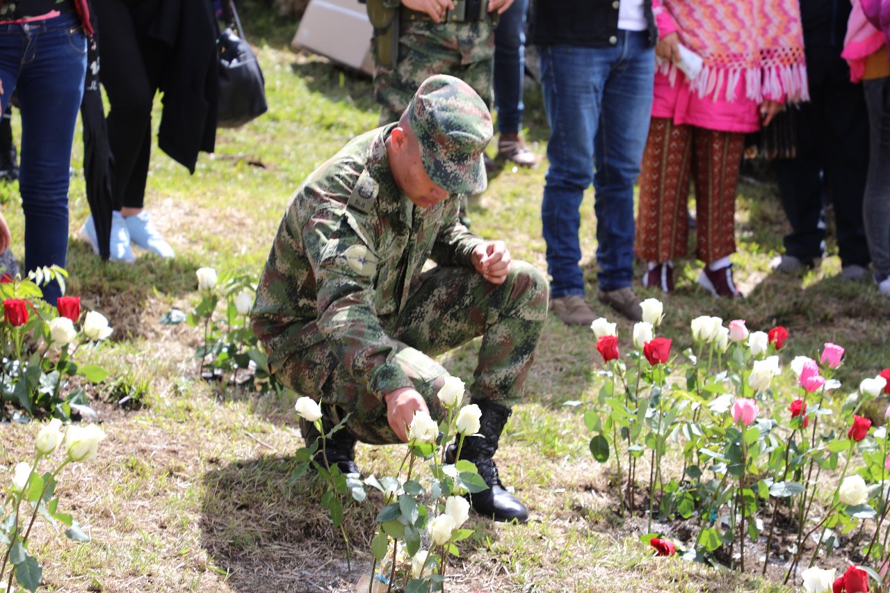 Ejercito Nacional rindio homenaj a heroes