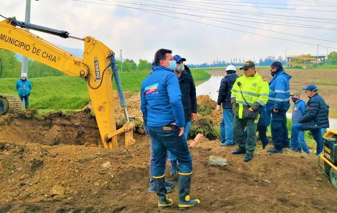 Empresas Publicas de Cundinamarca atiende emergencia en Chia por ruptura de red matriz