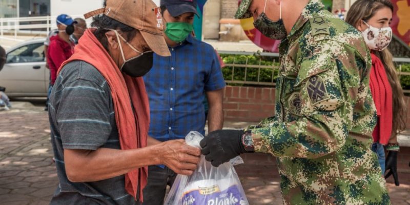 Ejercito Nacional entrego mercados reforzados a familias vulnerables de Cundinamarca copy