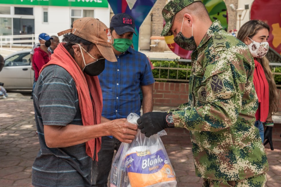 Ejercito Nacional entrego mercados reforzados a familias vulnerables de Cundinamarca copy