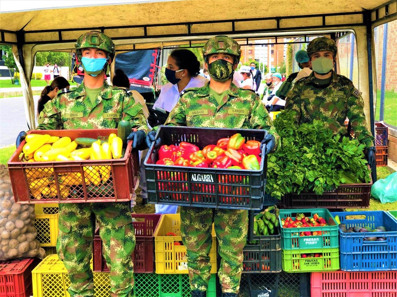 Ejercito apoya estrategias comerciales de lideres campesinos en Cundinamarca