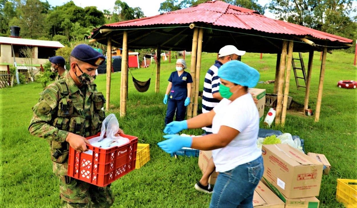 Ejercito entrega bienestar a los abuelitos de Anolaima 2