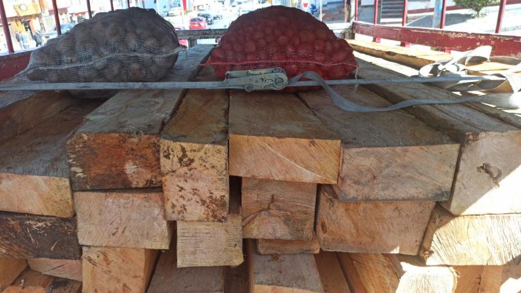 Incautan camion con madera ilegal via Bogota La Calera