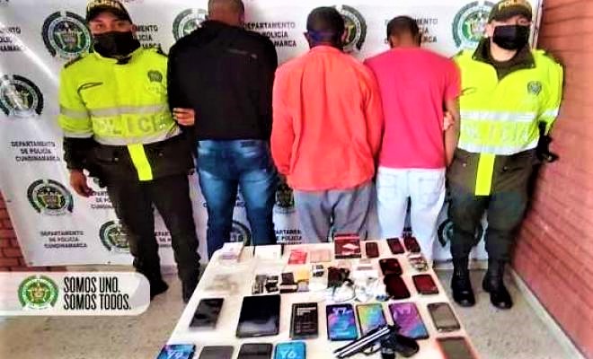 Delincuentes extranjeros trataron de huir en bus tras robar establecimiento en Facatativa