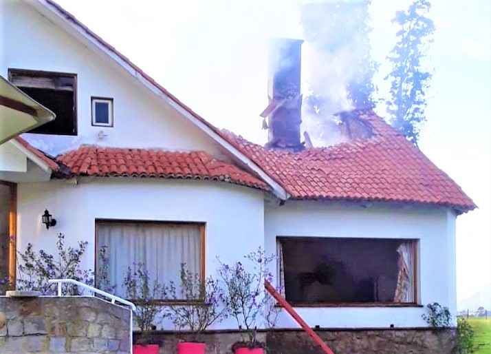 Bomberos Zipaquira y de Cajica apagaron un incendio estructural cerca a La Alqueria1