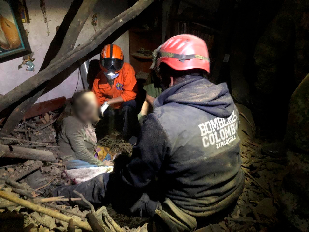 Colapso del techo de una vivienda causa emergencia en Zipaquira
