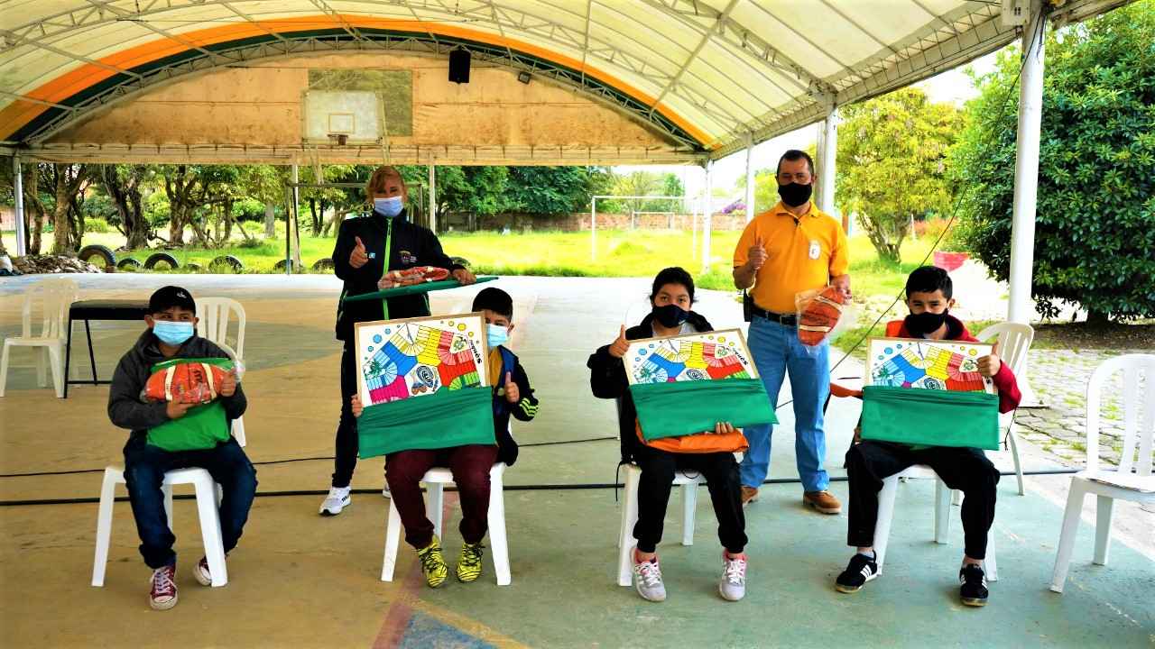 ENTREGA KITS FUNDACION PARCEROS 14