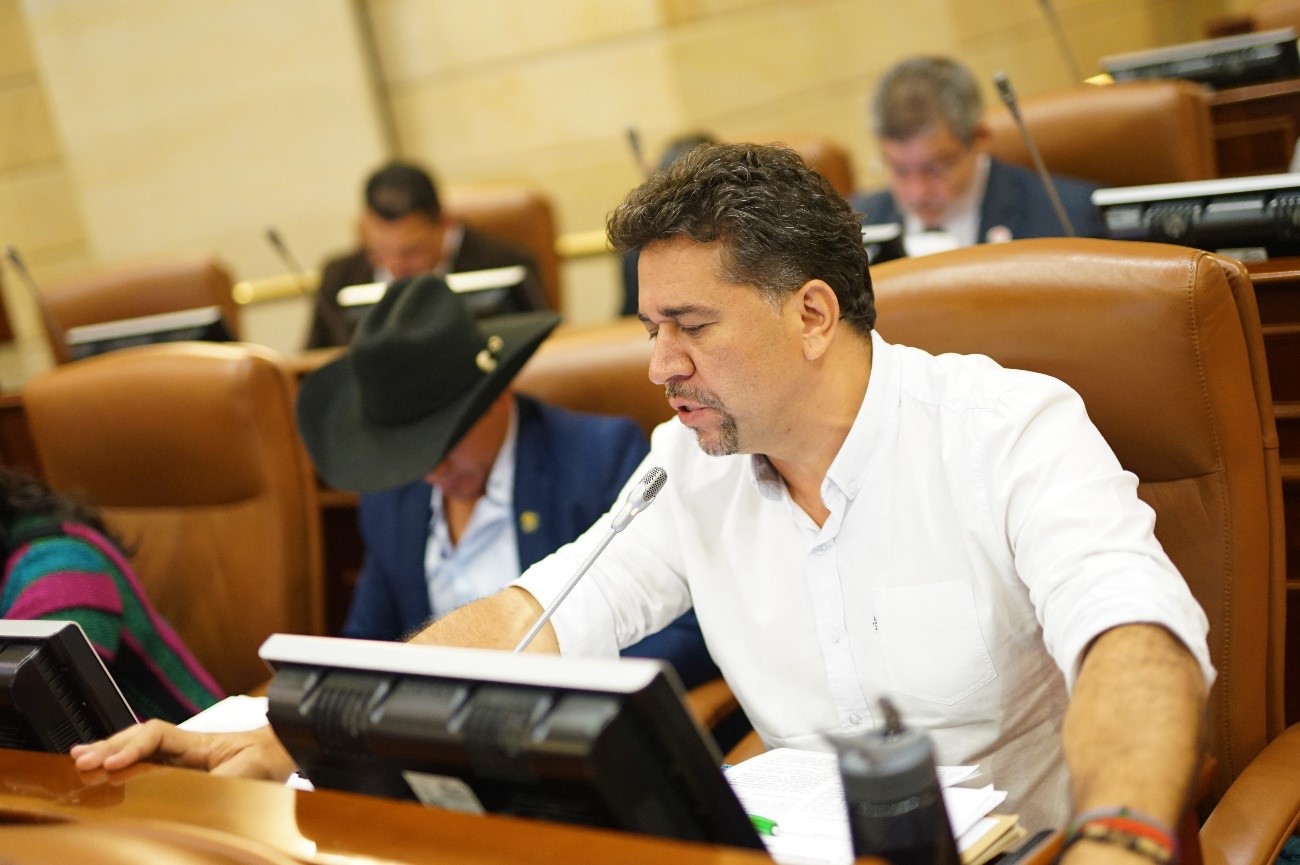 El Representante Leon Fredy Munoz propone gravar plataformas digitales
