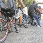 En bicicletas jovenes practican peligrosa maniobra en la Via Pacho – Zipaquira 1