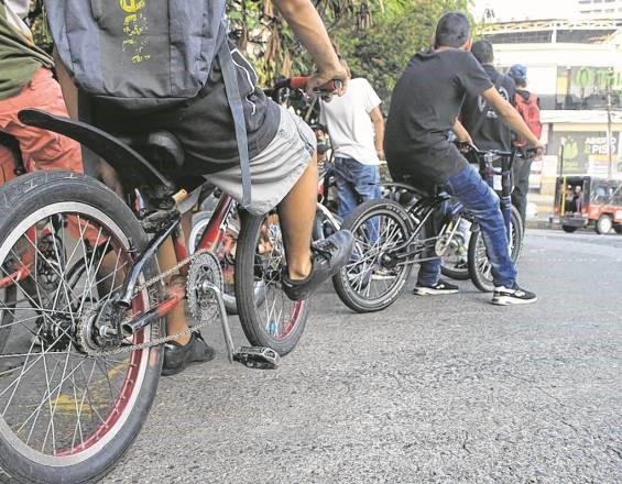 En bicicletas jovenes practican peligrosa maniobra en la Via Pacho – Zipaquira 1