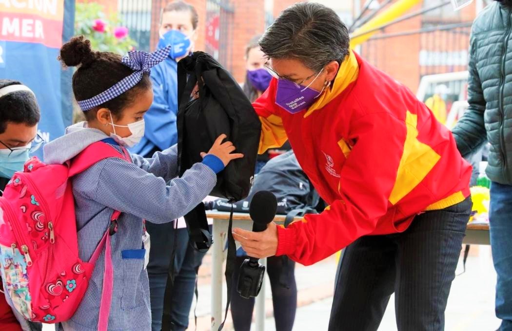 Ninas y ninos regresan a las aulas en colegios piloto de Bogota