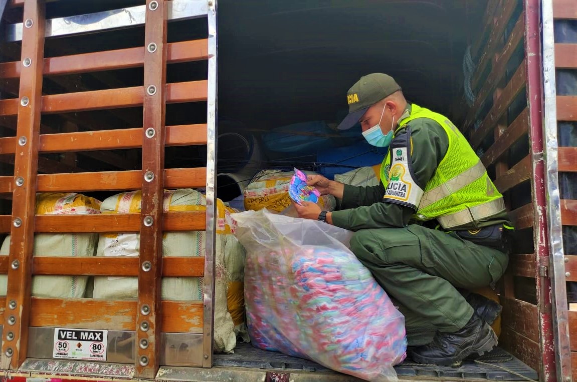 Policia Fiscal y Aduanera incauto mercancias importadas ilegalmente