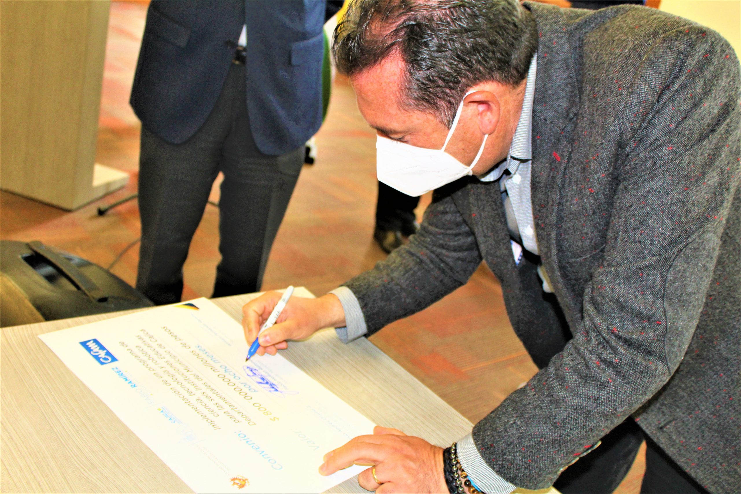 Cajica firmo convenio con CAFAM por 800 millones para superar el nivel educativo1 scaled