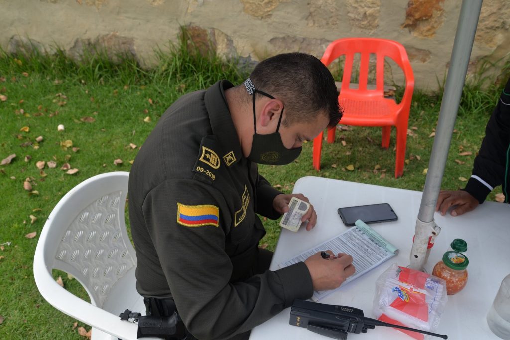 Comparendo a vendedores ambulantes de durazno en Zipaquira2