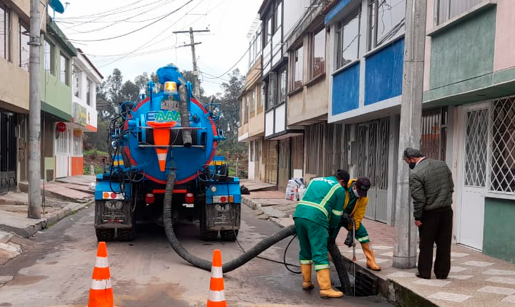 EAAAZ realiza mantenimiento en sumideros y alcantarillas