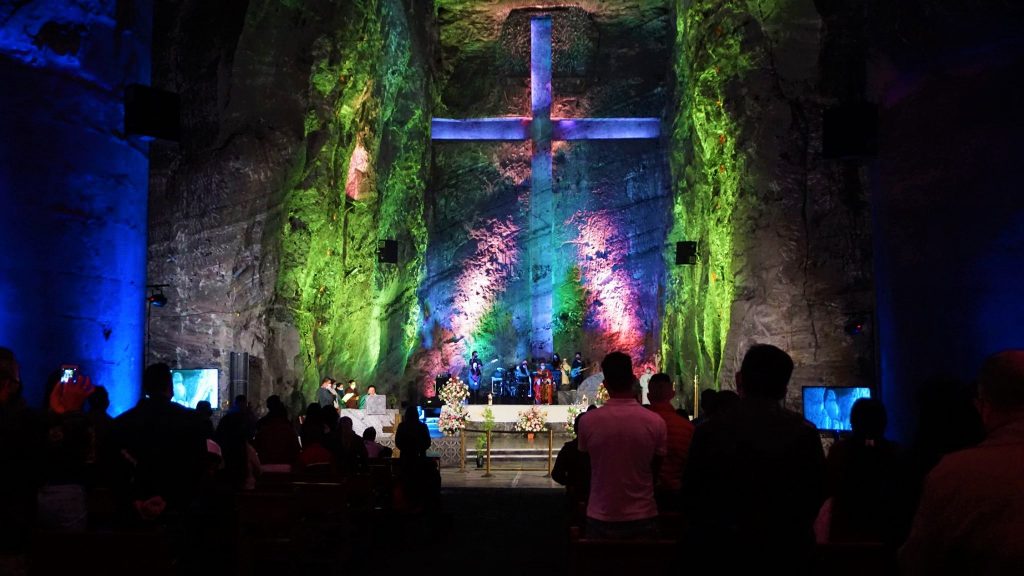 En Catedral de Sal se vivio la fe del Domingo de Ramos a 180 metros de profundidad1
