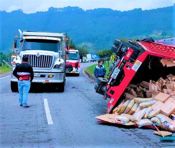 Accidentados dos camiones en la Variante Zipaquira Ubate sector Los Patios1