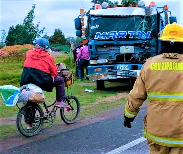 Accidentados dos camiones en la Variante Zipaquira Ubate sector Los Patios2