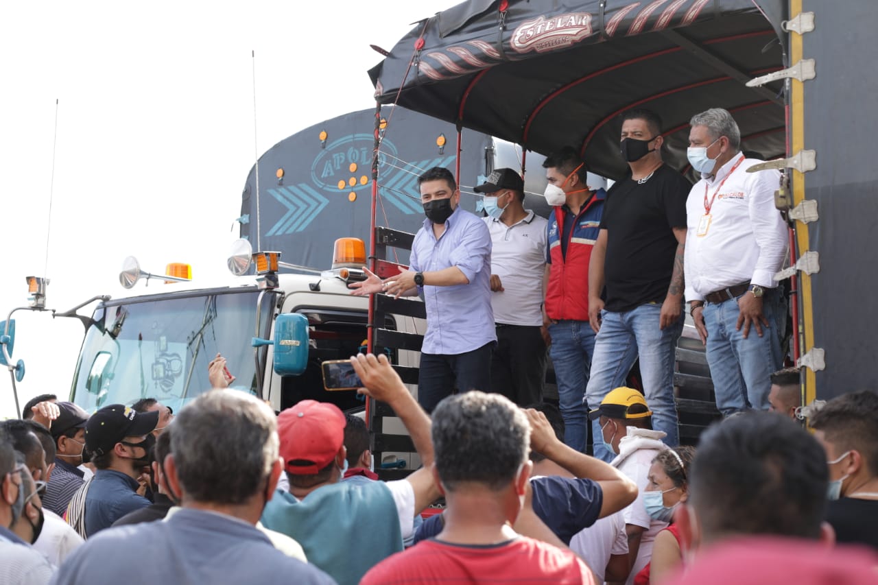 Acuerdo con el gremio camionero para despejar el corredor vial del Tequendama 2