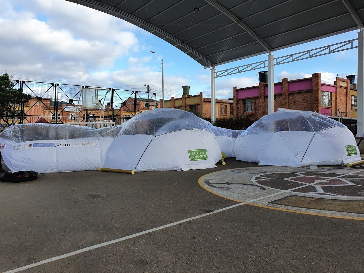 Instalacion de domos de aislamiento de covid 19 en Zipaquira