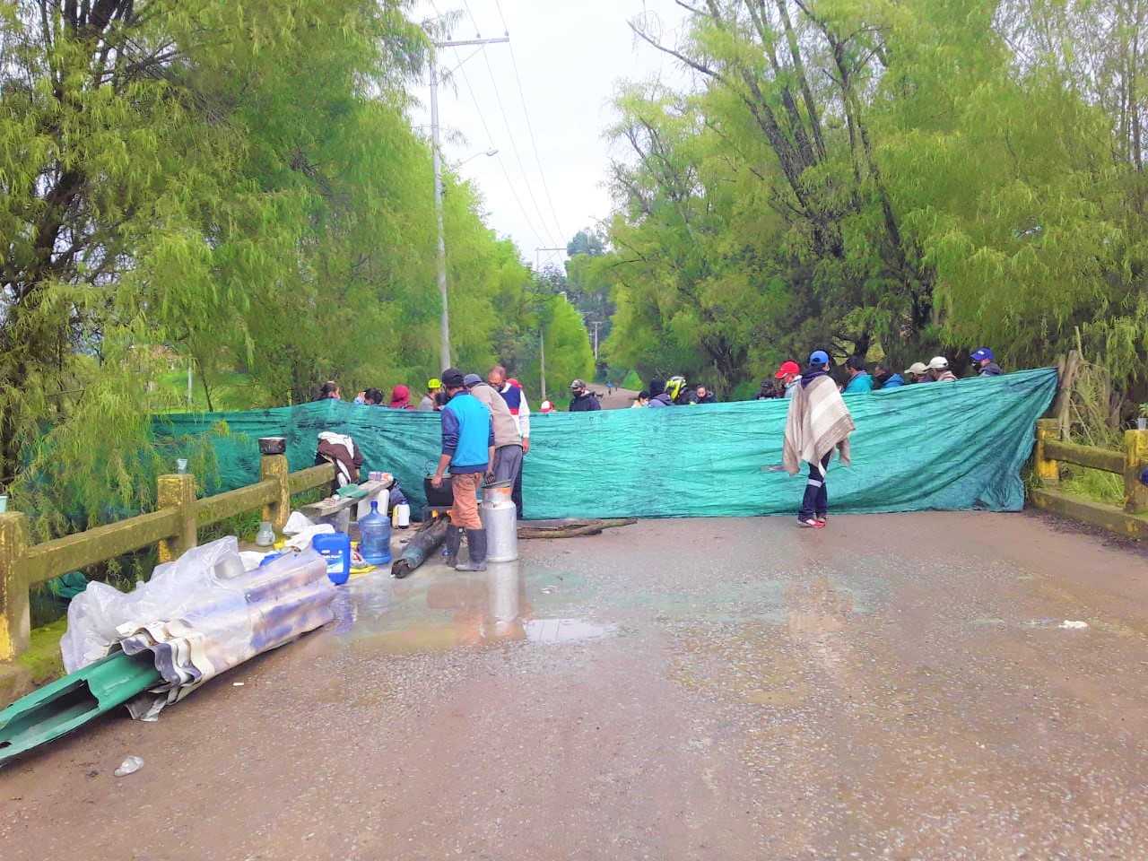 Taponamiento y protestas en el sector del rio barandillas de Zipaquira