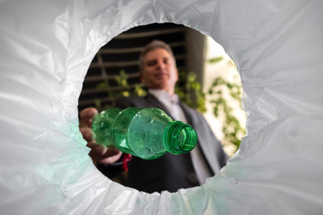 Colombia busca que en 2030 el 100 de los plasticos de un solo uso del mercado sean reutilizables o compostables
