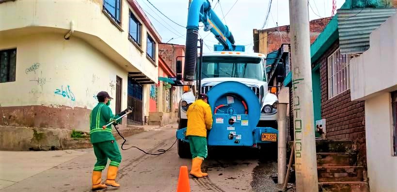 Intensas jornadas de mantenimiento en sumideros de aguas lluvias realiza la EAAAZ